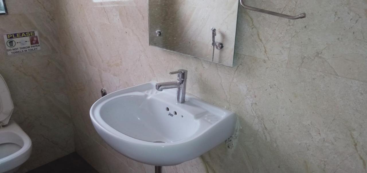 Hotel White House Pune Esterno foto